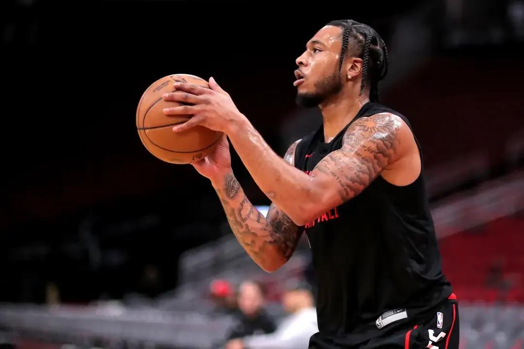 火箭迎来好消息，惠特莫尔即将复出，球队已经拿下了11连胜。
第一，火箭目前首发，