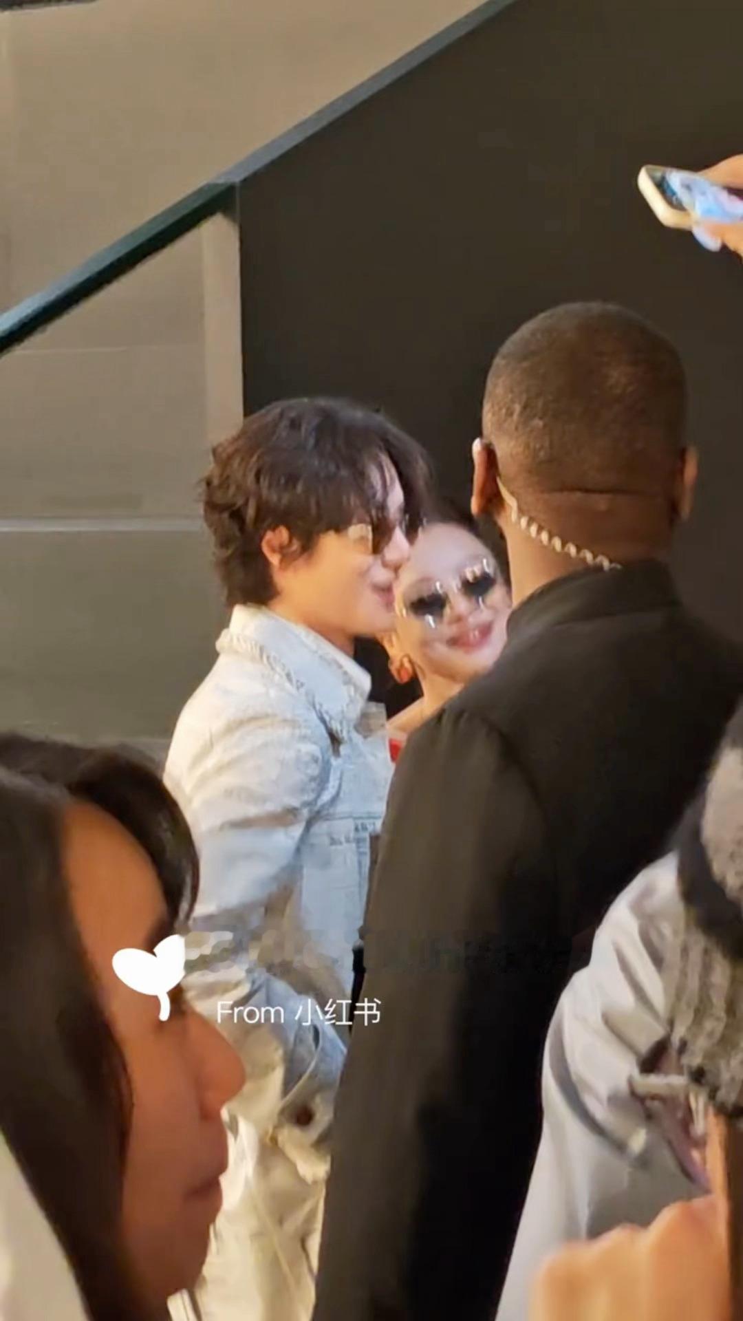 羡慕温俊随手一拍王一博就能出片王一博辛芷蕾看杂志合照 ​​​