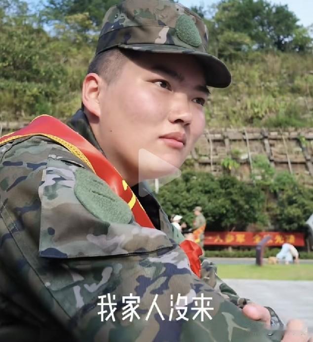 他一个人落寂地坐在边上，看着所有人的家人都来送别…

父亲车祸去逝，母亲已改嫁，