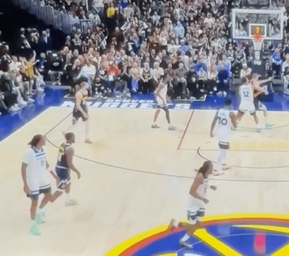 森林狼又伤一个！

纳兹里德被哈达威踩脚崴伤，直接返回更衣室。

现在是爱德华兹