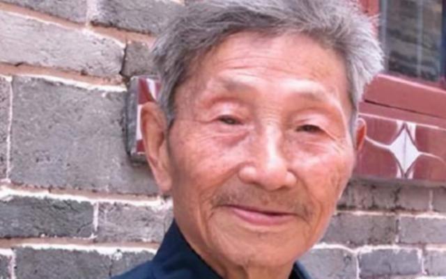 1979年 ，一位老人为了证明自己是老红军，不顾危险在北京拦下一辆军官的车，眼看