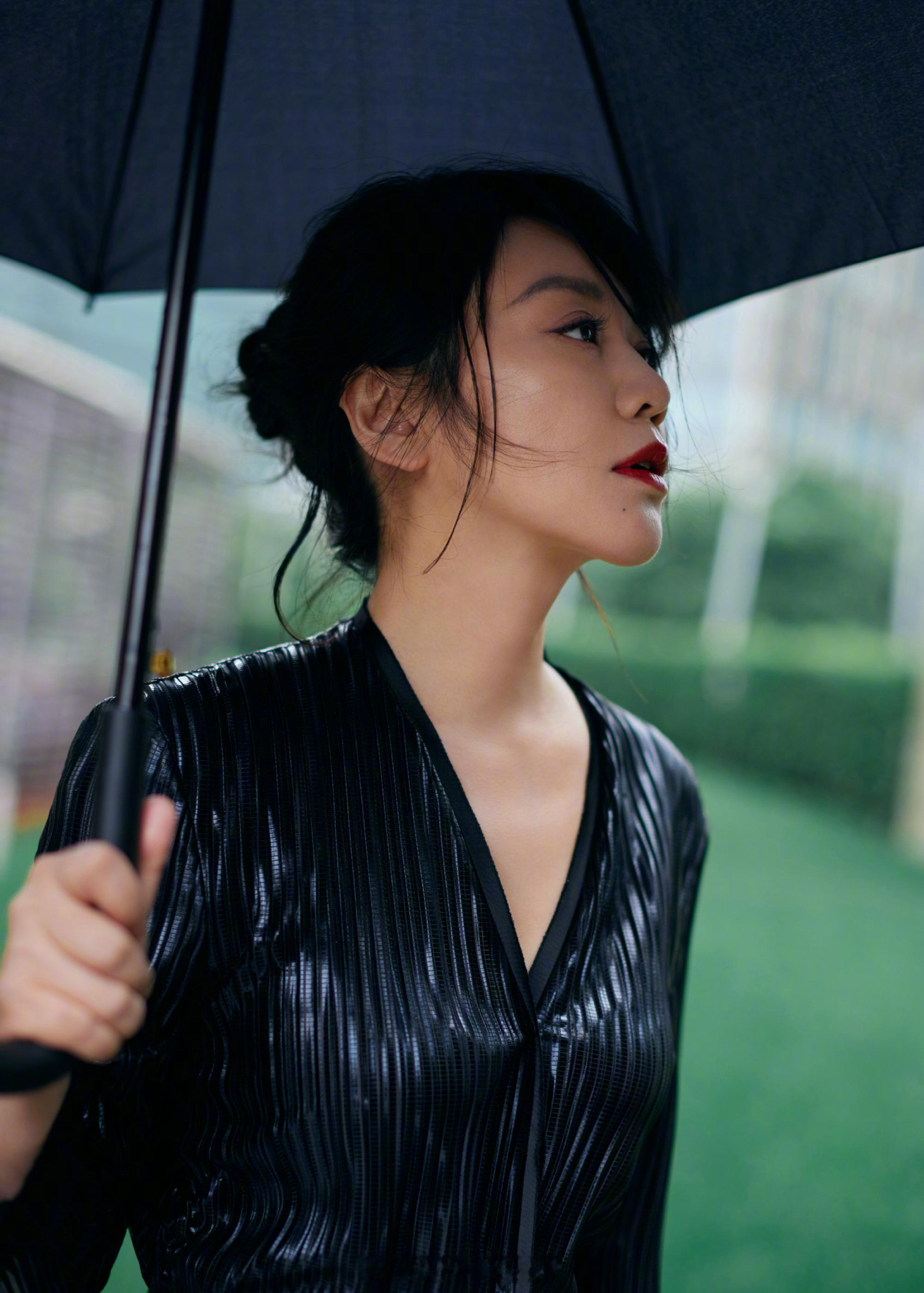 闫妮黑色系穿搭撑伞氛围大片 