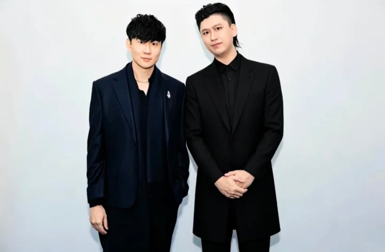 林俊杰  🌀  林俊杰jj20世界巡回演唱会 着迷时尚之夜的乐团指挥和哥的合照