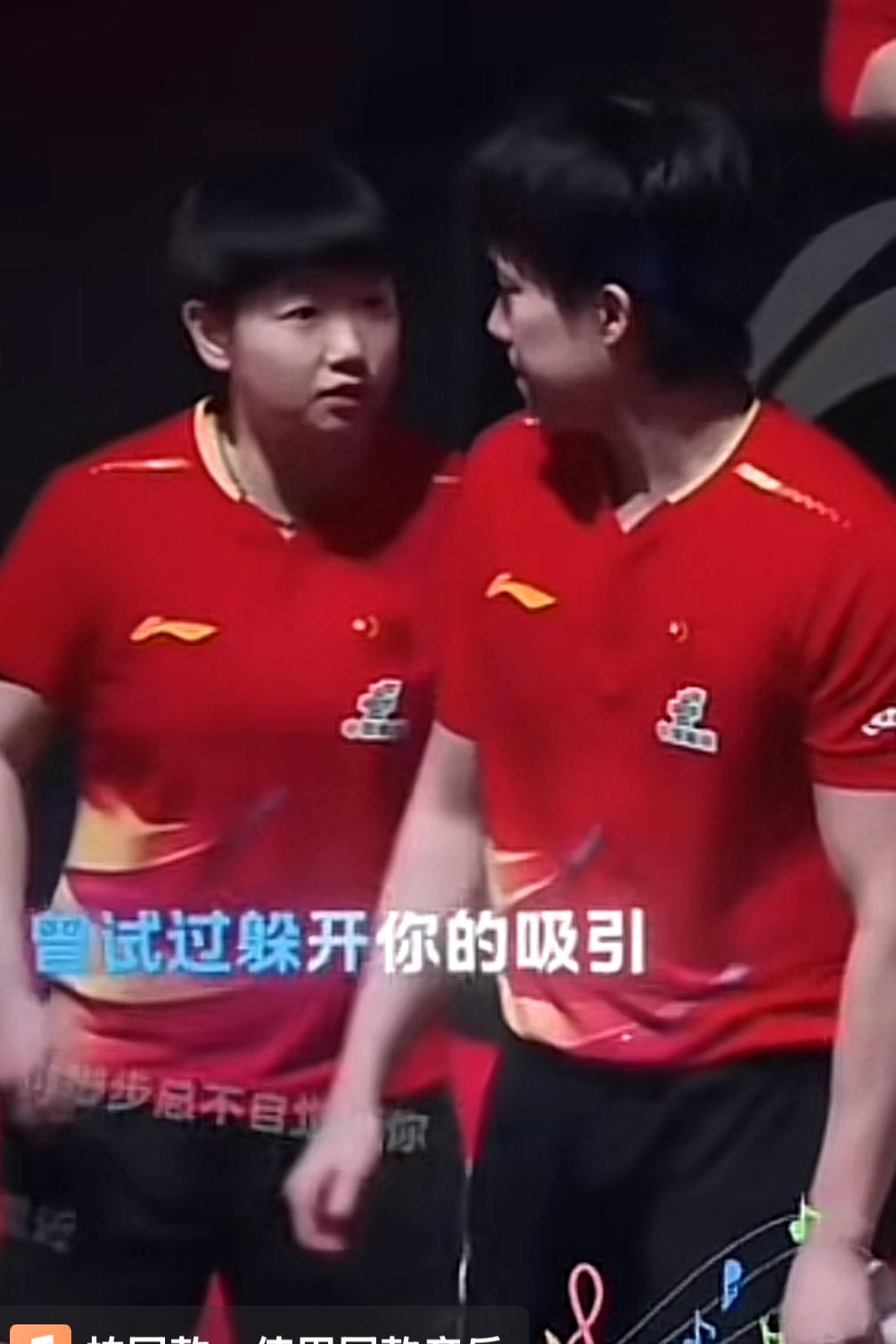 大头：莎莎。
莎：有事儿，大头？

大头：你现在脚伤好些没？
莎：还可以，但是没