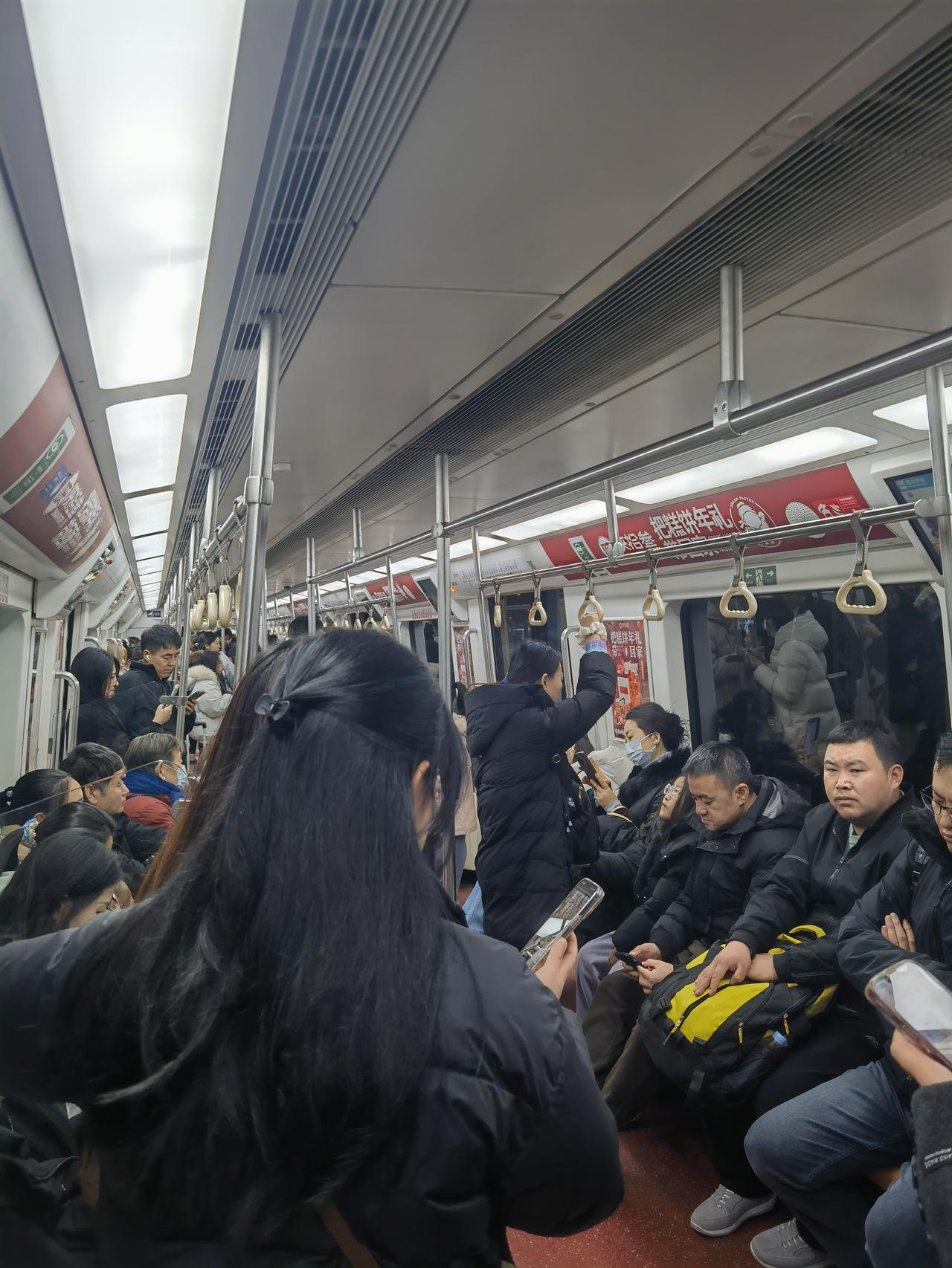 分享随手拍美丽风景快讯！看看周六中午西安地铁流量王2号线客流情况，真是客流满满，