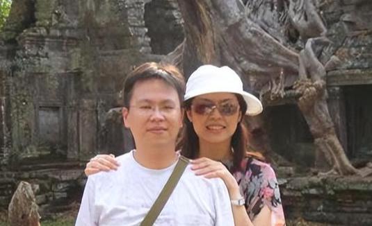 在岛内政坛，郑丽文一向备受关注，行事直率敢言，政治生涯也几经起伏。反观她的丈夫骆