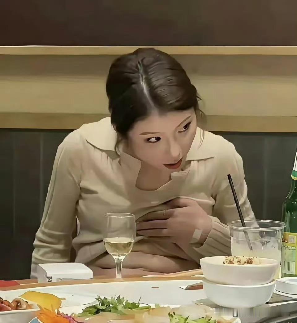 美女小姐姐说她有六块腹肌，一秀出来好像说的也没错。 ​​​