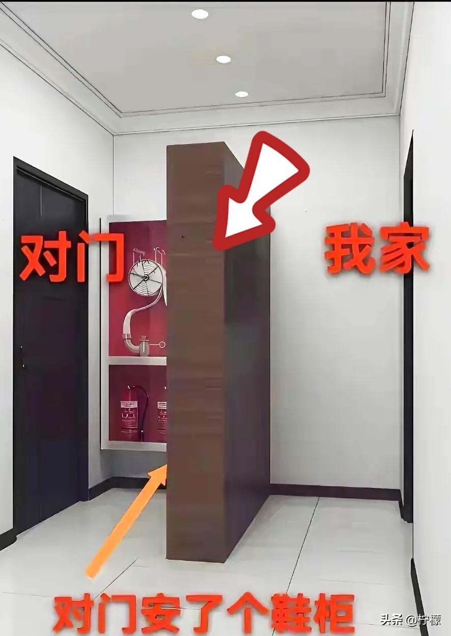 我都快抑郁了，
每天进出门都看到这个柜子，跟对门沟通他不挪走，跟物业说了，物业也