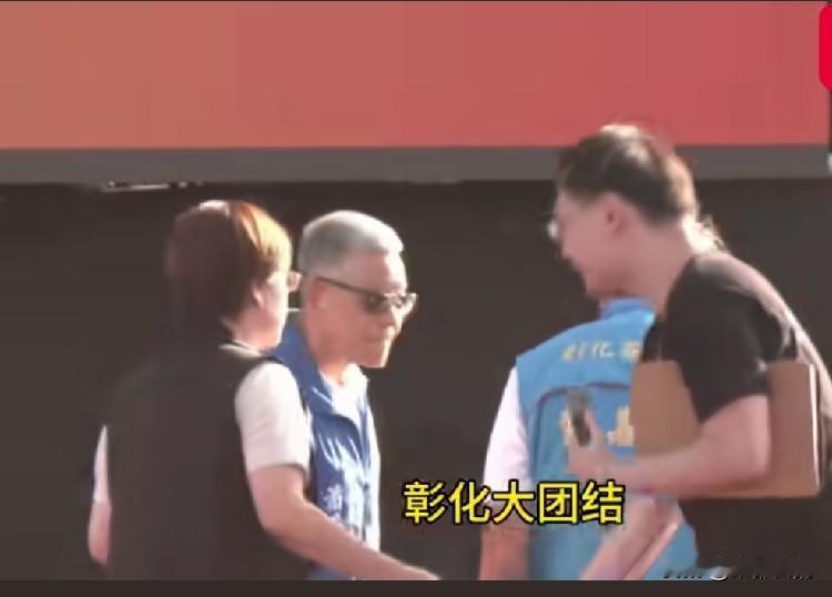 人到场、话不说、眼不看、态不松。王惠美用最体面的方式，完成了最坚决的立场表达，分