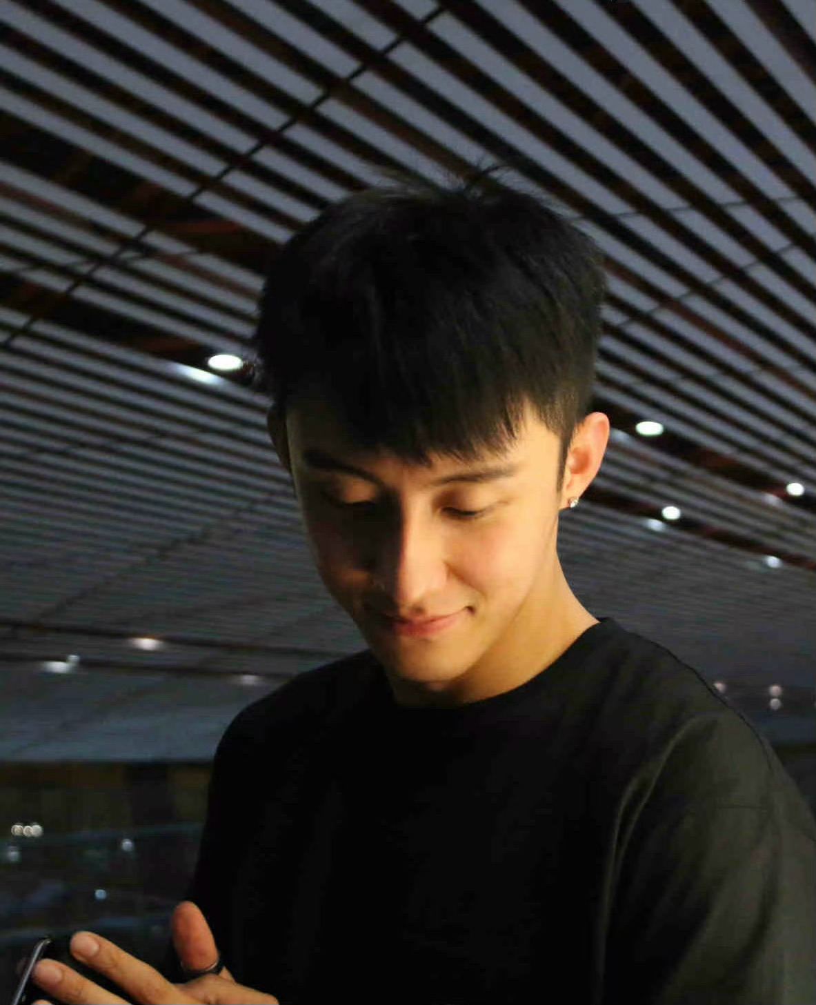 黄景瑜学生发型指定参考 男生发型参考用的居然是黄景瑜的发型哈哈哈！不愧是规范正派
