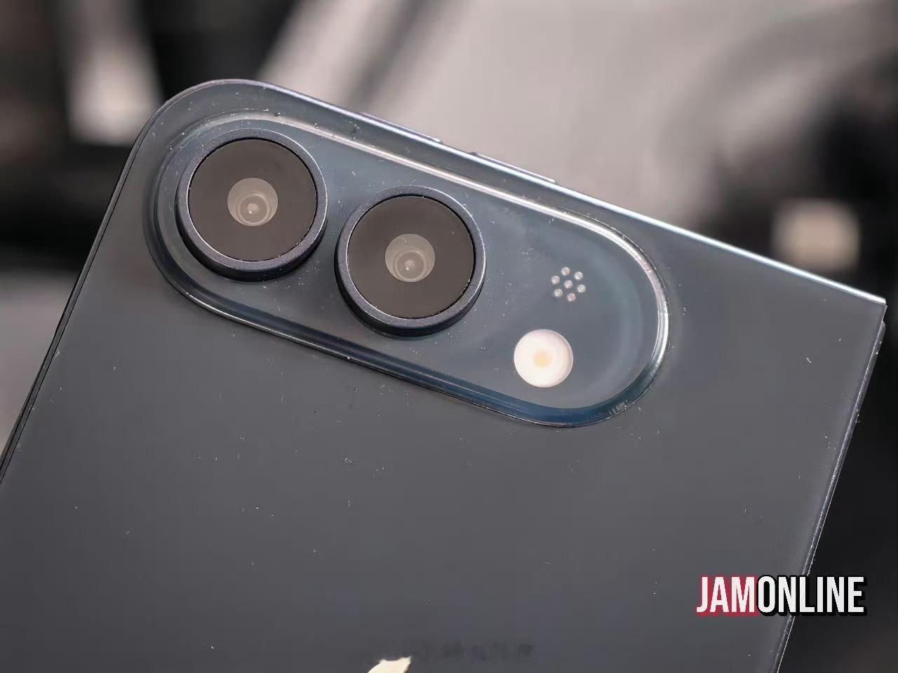 iPhoneUltra黑色机模？？？我没看错吧，这看起来明明是蓝色的啊。据目前爆