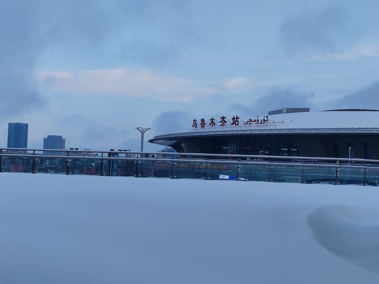 3月12日晨，路上的雪还在逐步清理。乌鲁木齐这场雪实在是太大了，一下子从初春回到