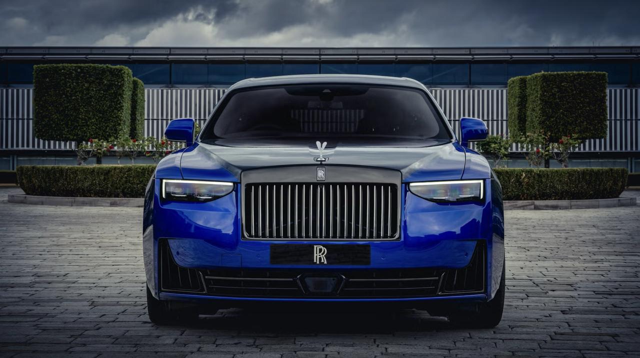 劳斯莱斯发布Black Badge古思特“游戏玩家”高定版，致敬8位像素街机。