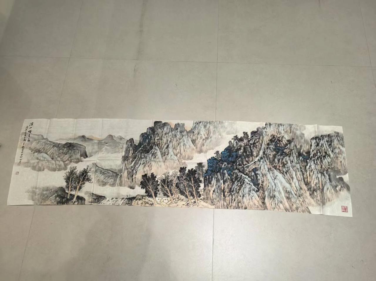 墨痕

临河先生


蘸取半勺香墨，
将青竹的骨节，
磨成悬腕的冷霜。

当数据