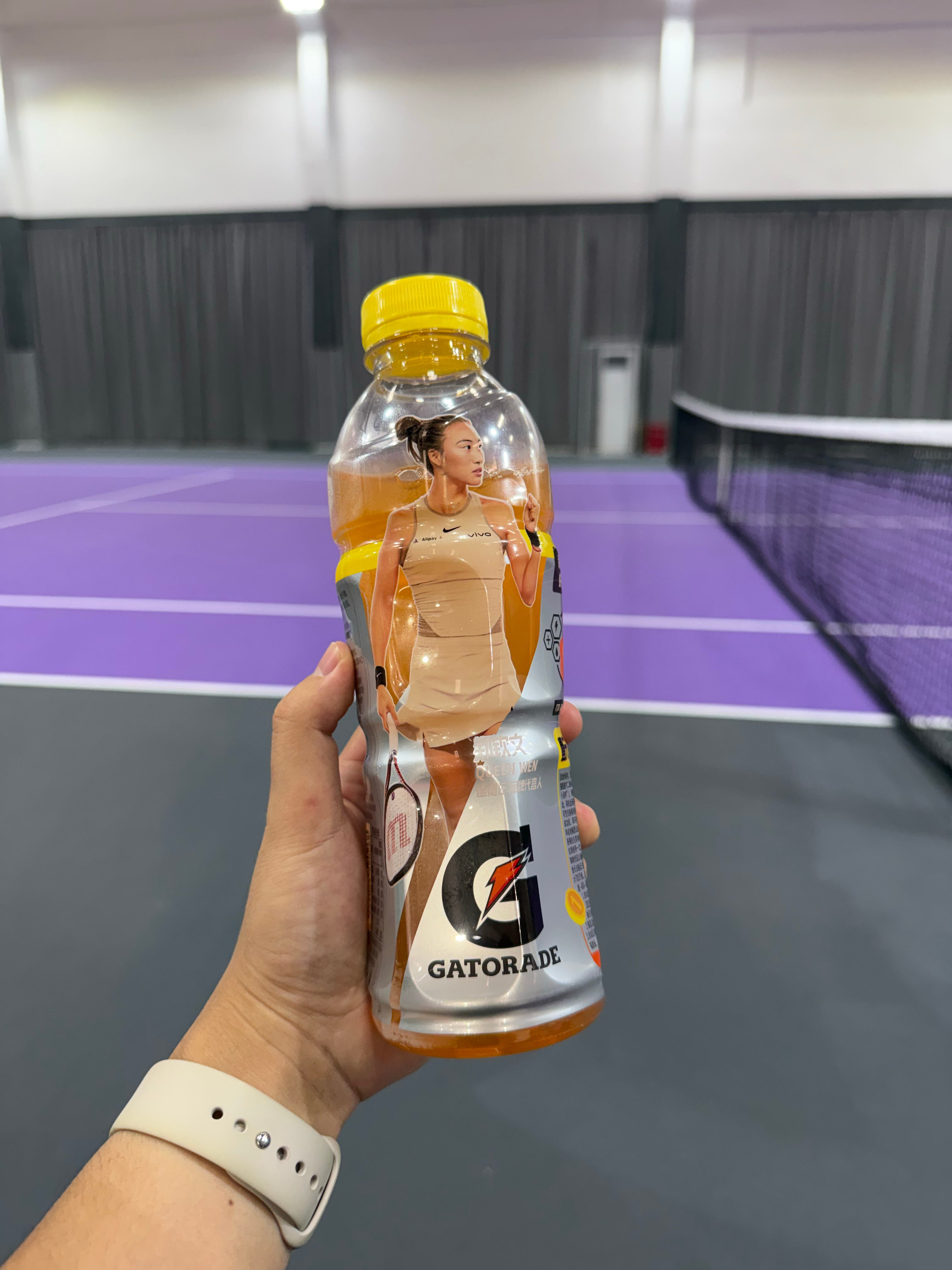 偶遇你文，佳得乐橘子味真的超级好喝🍊郑钦文晒海边照郑钦文术后首次亮相 l ​​