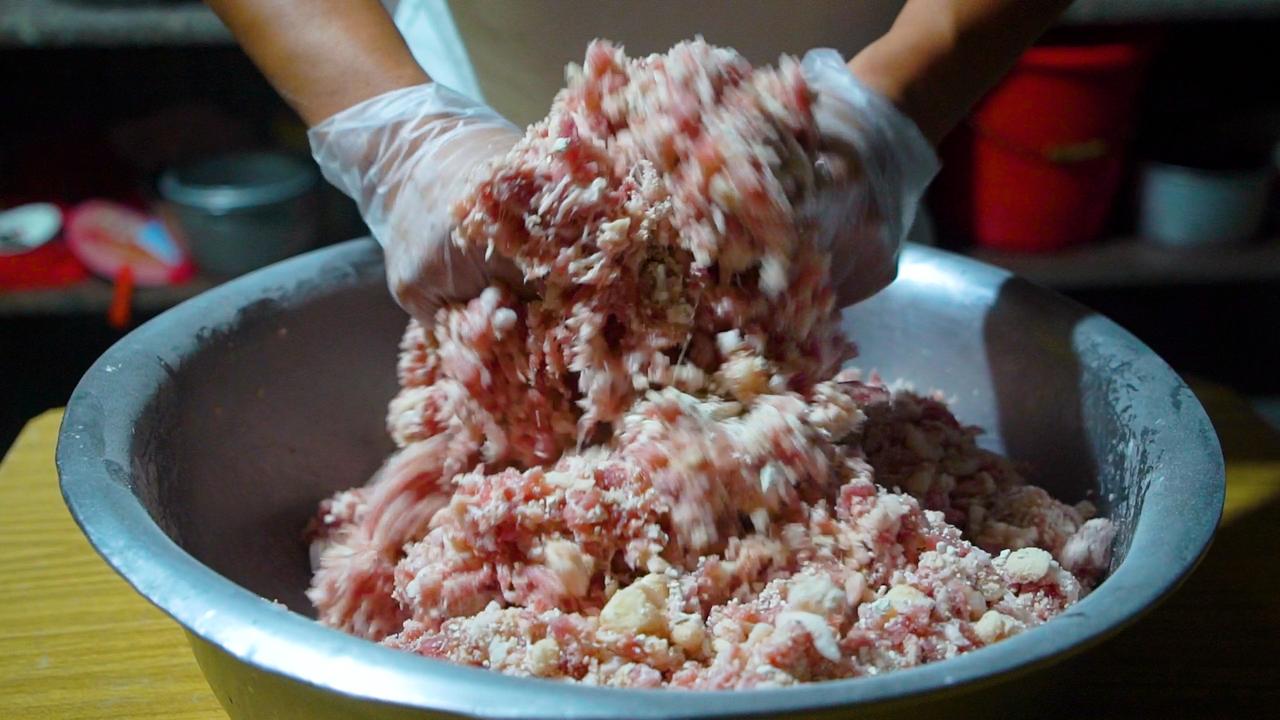 凌晨三点，同安的老厝还沉在墨色里，这户人家的厨房已亮起暖黄的灯。米浆顺着槽口缓缓