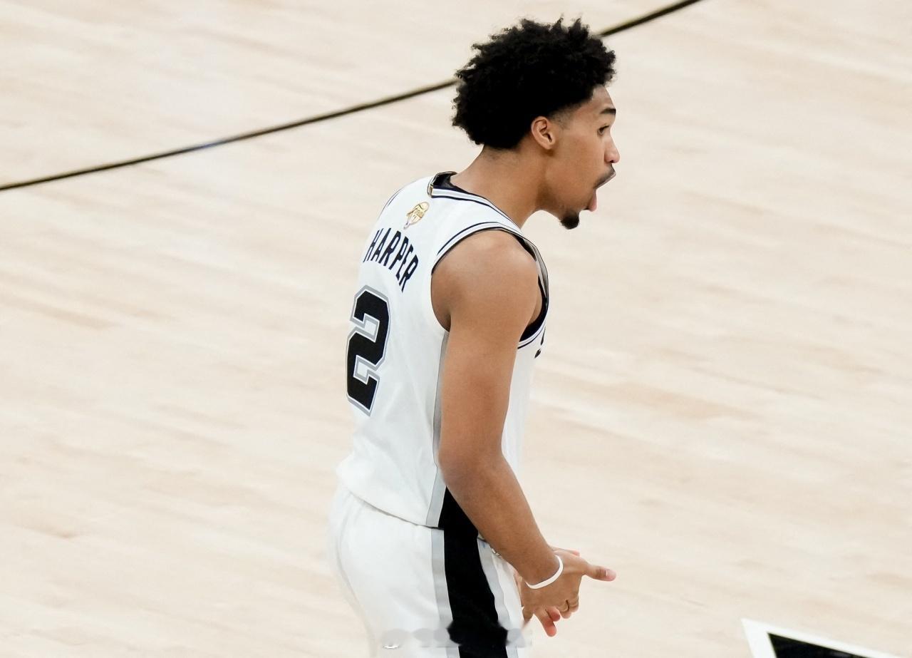 名记：哈珀将成长为马刺二当家NBA记者Tim MacMahon在节目中表示：“我