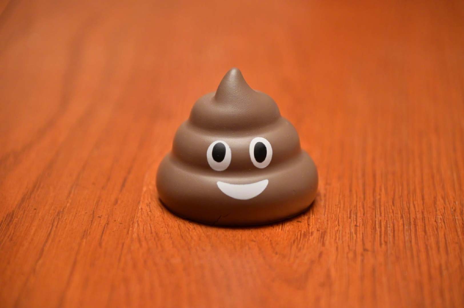 💩这个表情符号，形状是科学准确的。一坨便便从高处落下，盘成螺旋，越往上堆，落差