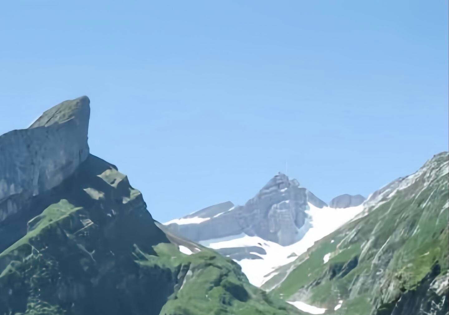 理想是一轮月，让赶路人不惧荒凉；是一支桨，让逆流者有力可依；是荆棘尽头的那片花，