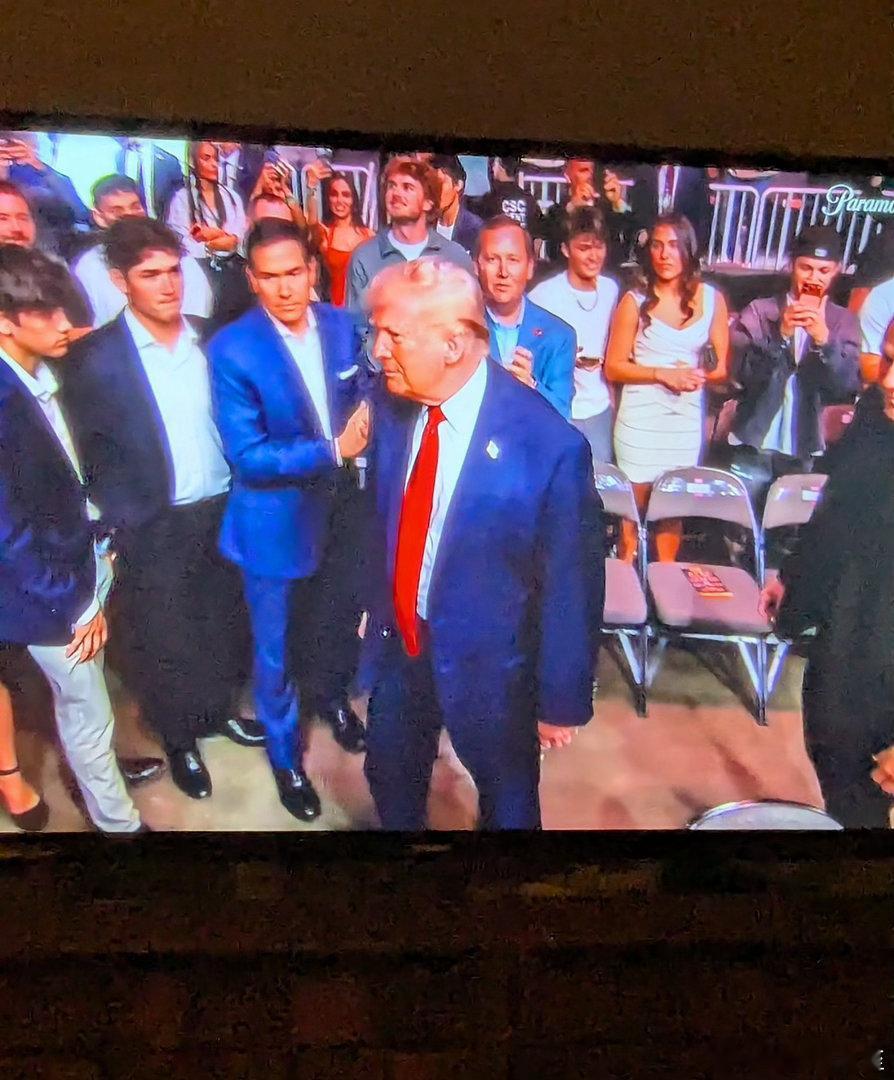 美伊代表团在巴基斯坦进行历史性谈判时，美国总统和国务卿在佛罗里达看格斗比赛🥊 