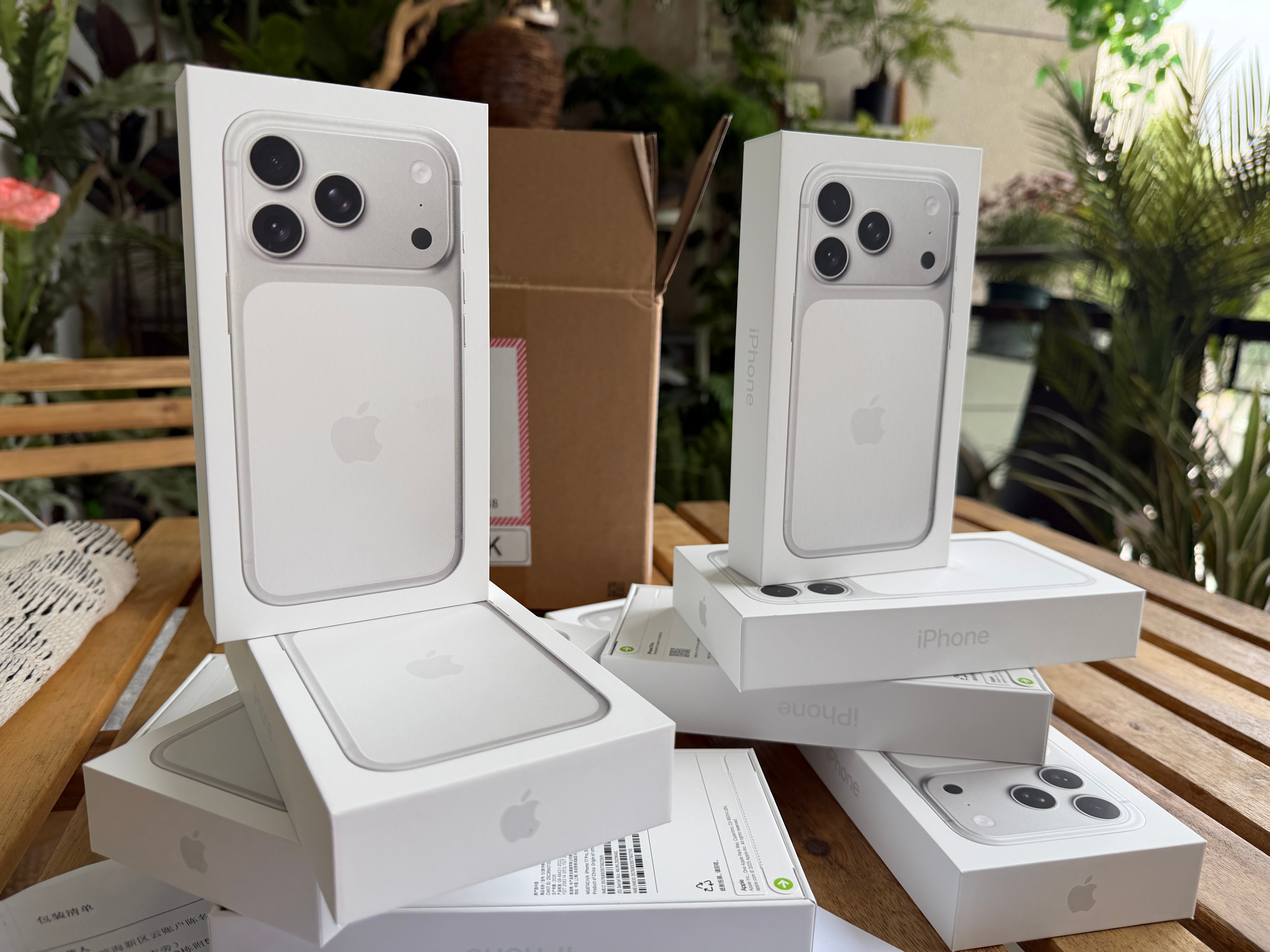 李老师买了10台iPhone、她说等我微博粉丝100万了、就抽给粉丝、我说还早得