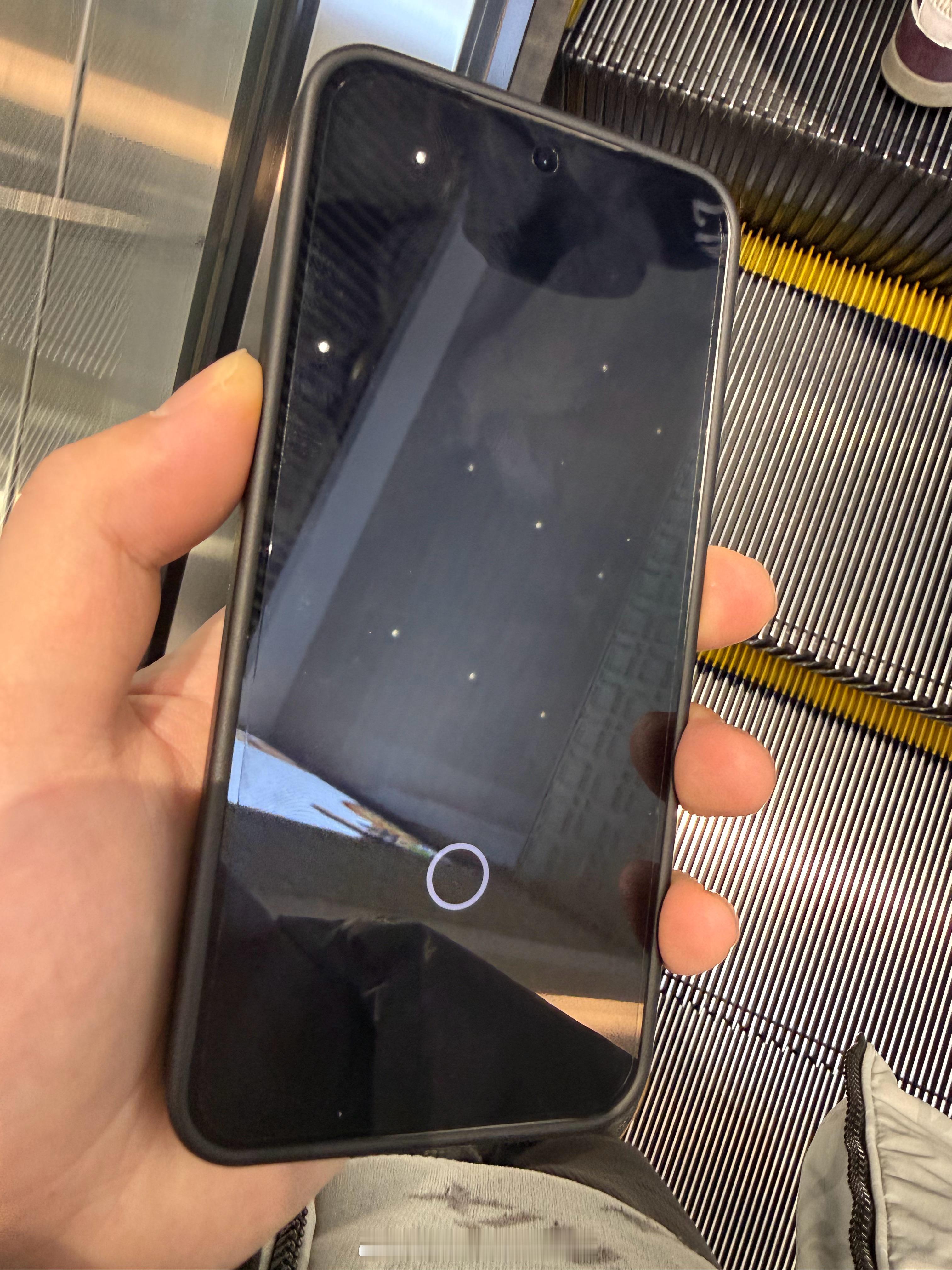 我去小米之家贴膜，人家让我下周再来，我转头去了OPPO店里，顺手就给贴了，还免费