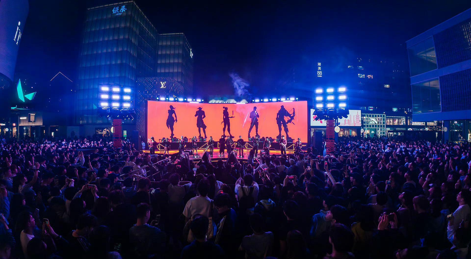 无畏契约杭州时装周无畏契约这波时装周真会玩！职业选手走秀气场拉满，主播们的黑红穿