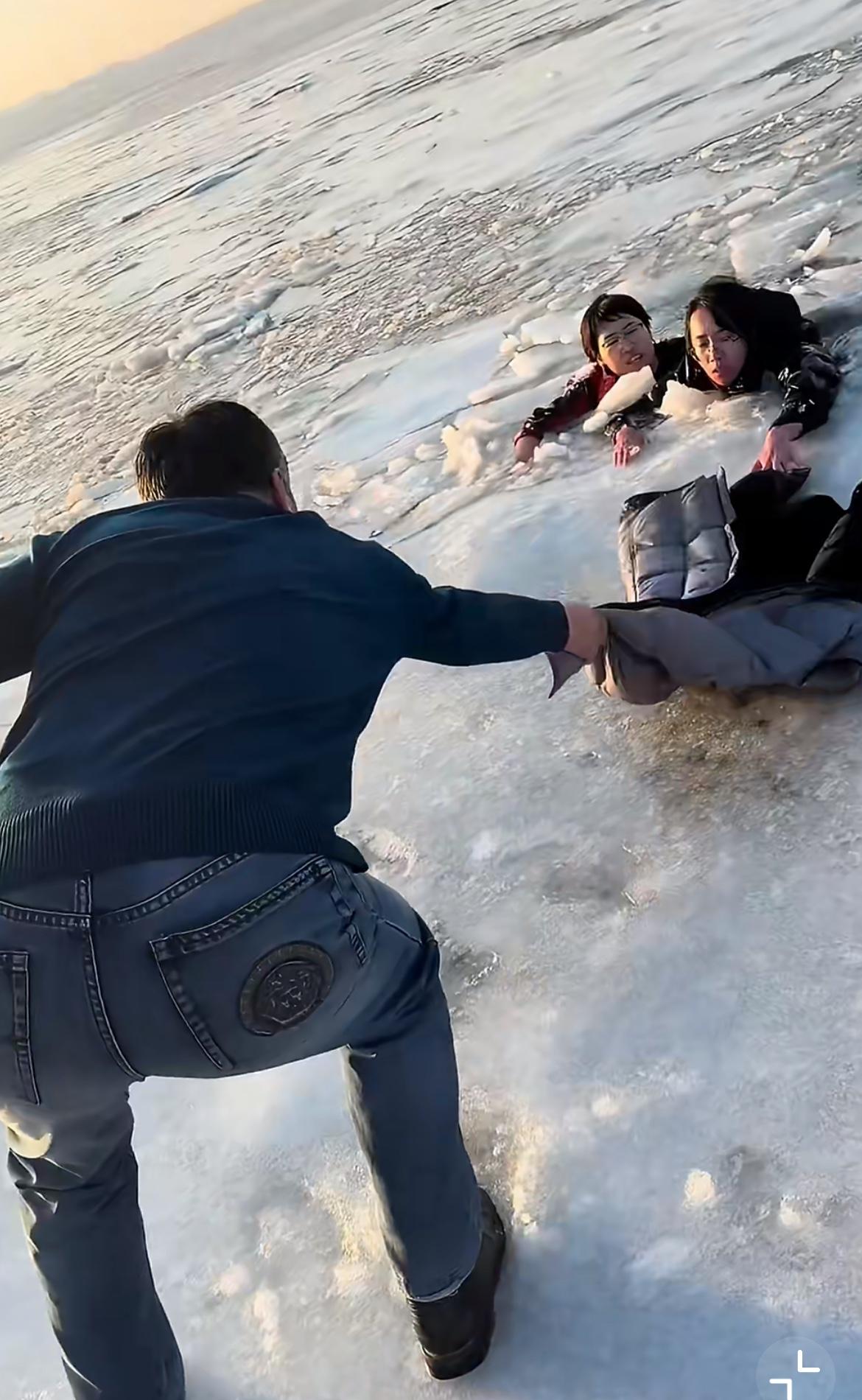 辽宁营口一对母女陷入海边冰窟窿，热心大哥脱掉棉袄当救生绳，把他们从海里拉起来。2