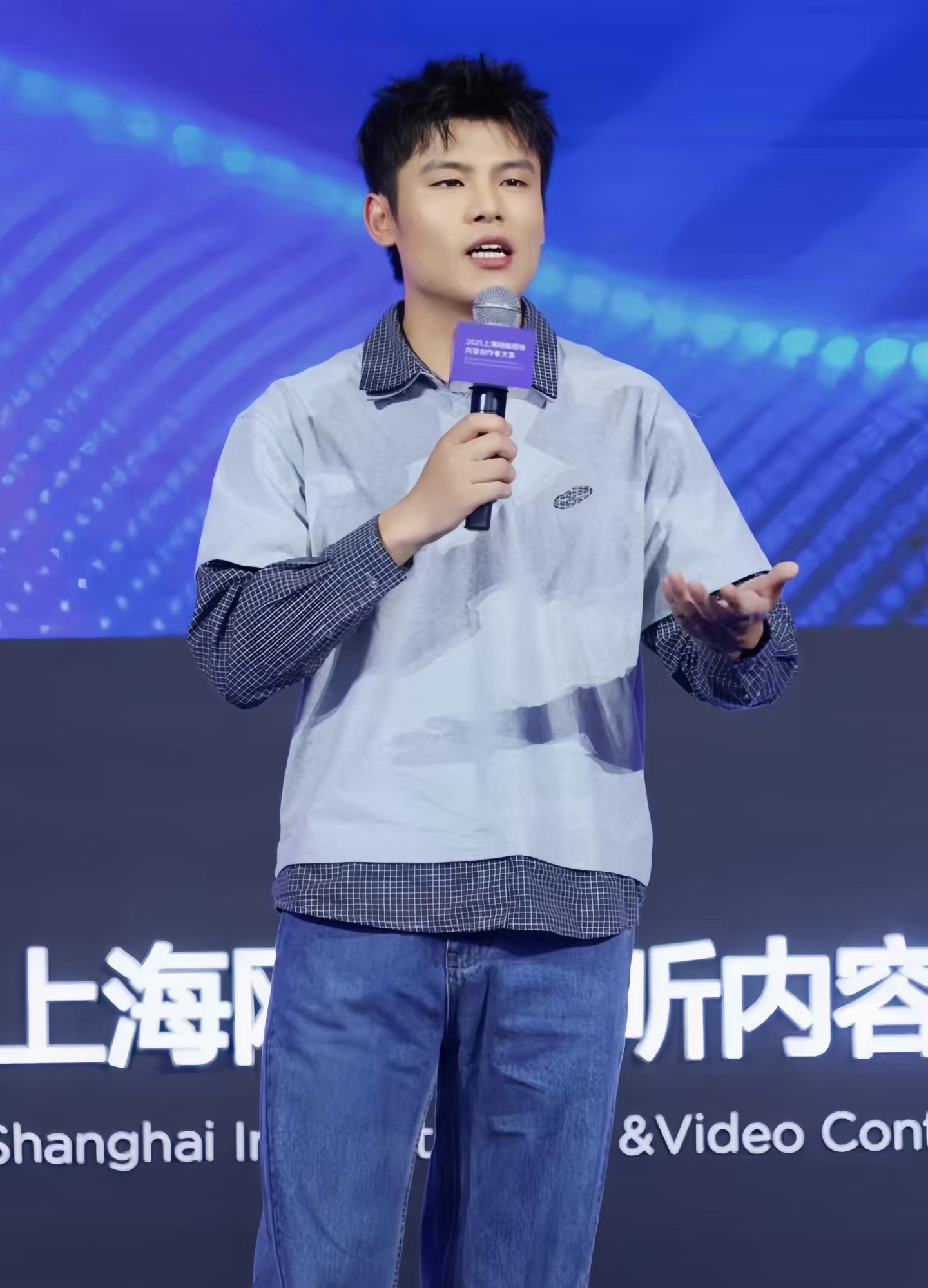 这个美妆圈还是被何广智挤进去了艺笔封神咱就是说何广智太会了，硬生生在美妆圈占了一
