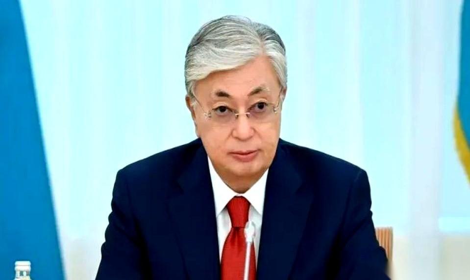 哈萨克斯坦的油，有个怪毛病。

明明家门口就是中国这个大买家，它却偏要把八成的油