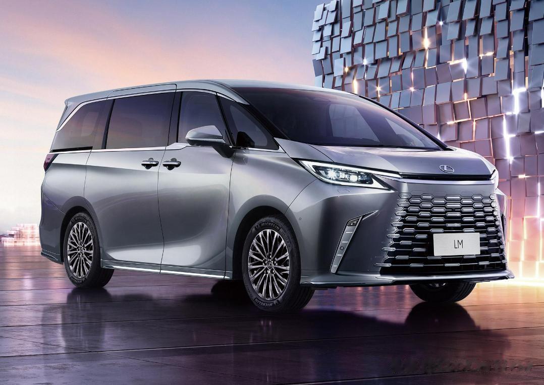全新雷克萨斯LM正式上市，共推出三款车型，提供两款混合动力选择，以及四座、六座、
