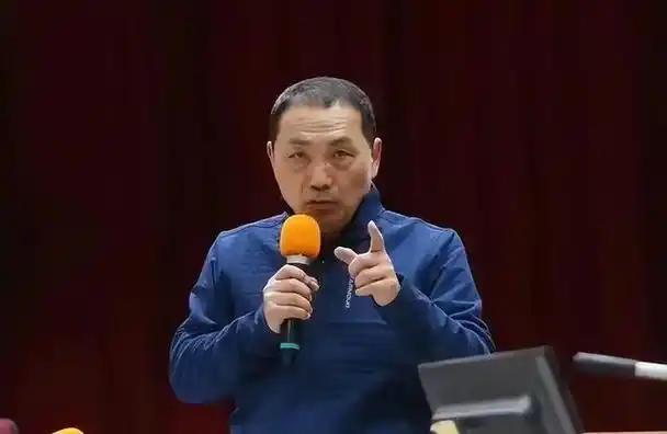 新北市长侯友宜4月1日就国民党主席郑丽文受邀访陆一事表态称，“‘中华民国’是我们