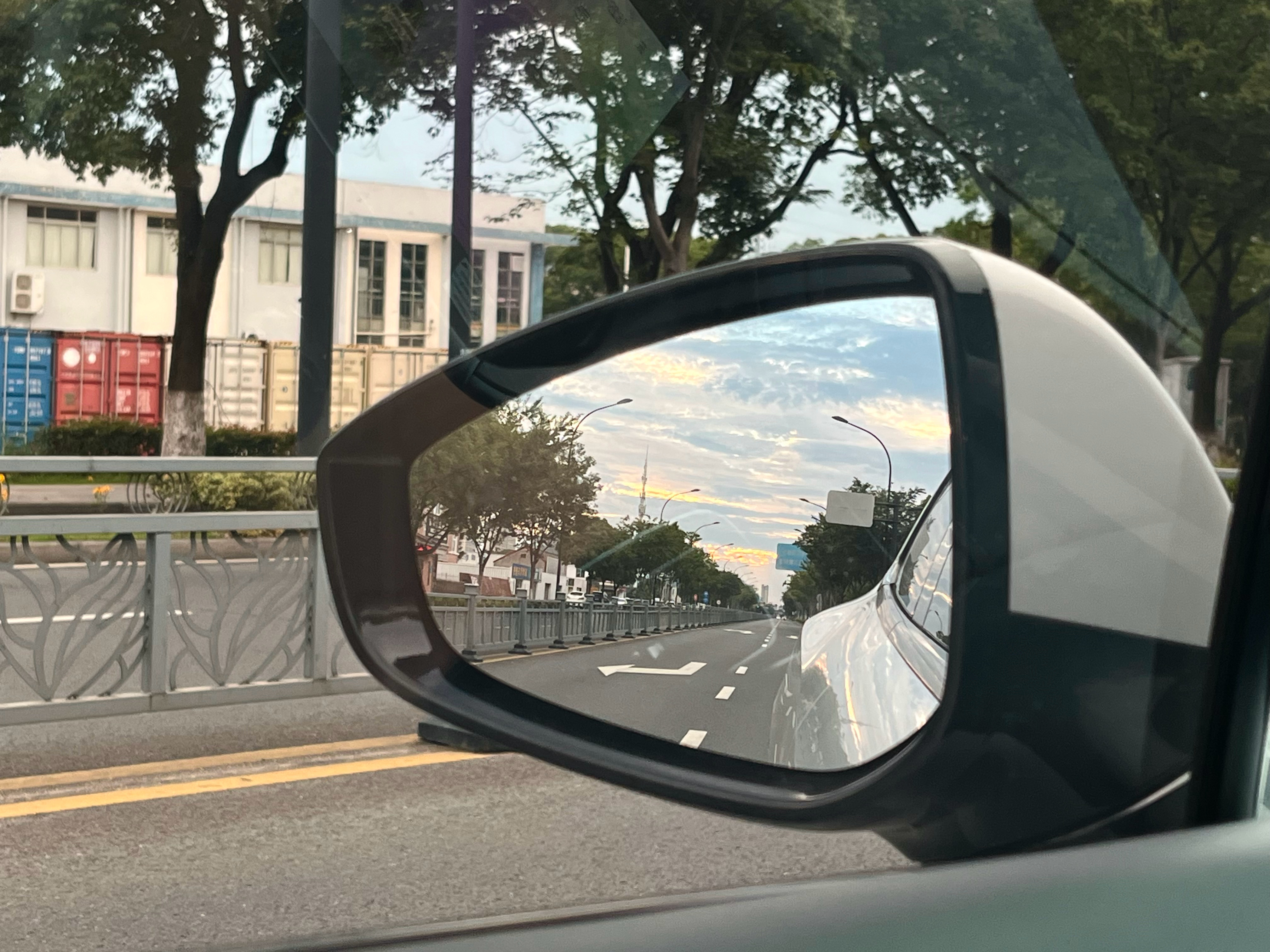 差点忘记 分享今天的晚霞下过雨的夏天傍晚 我都会期待～ ​​​