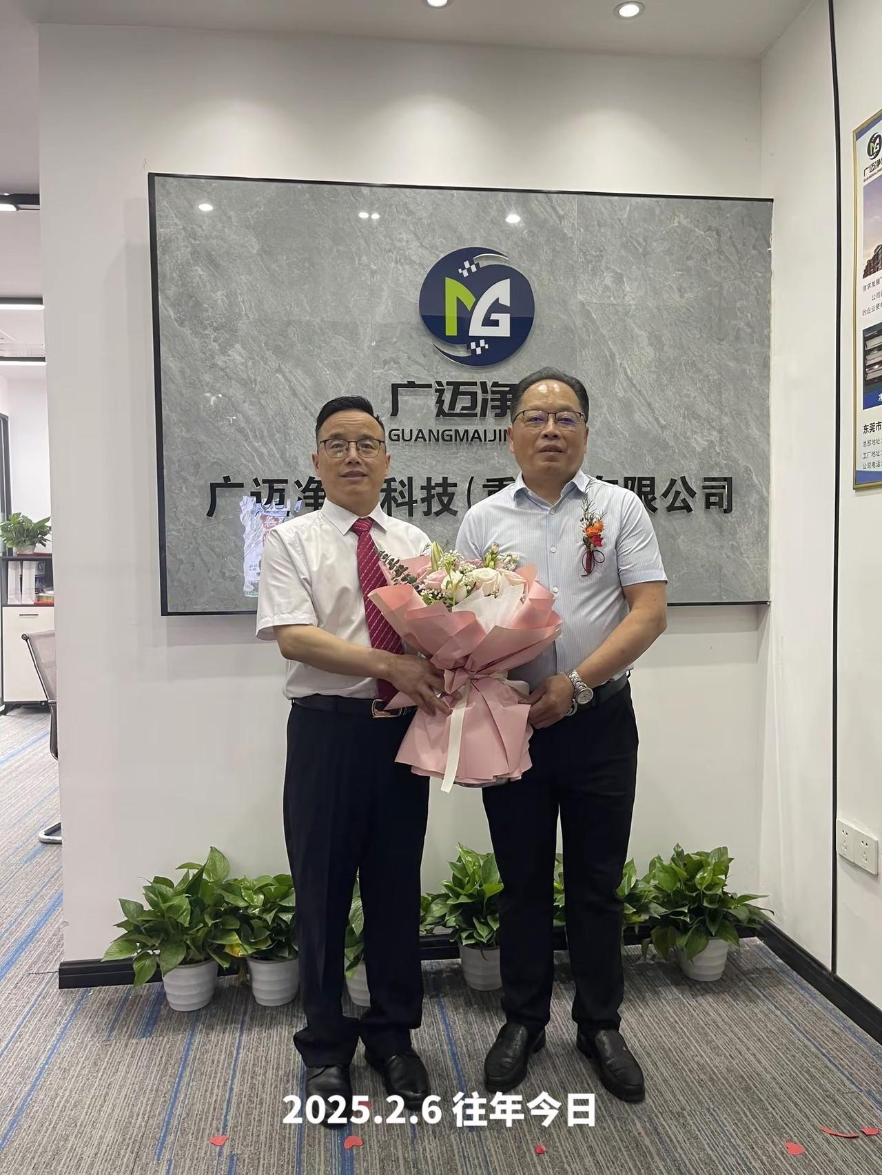 欢乐在一起合影留念