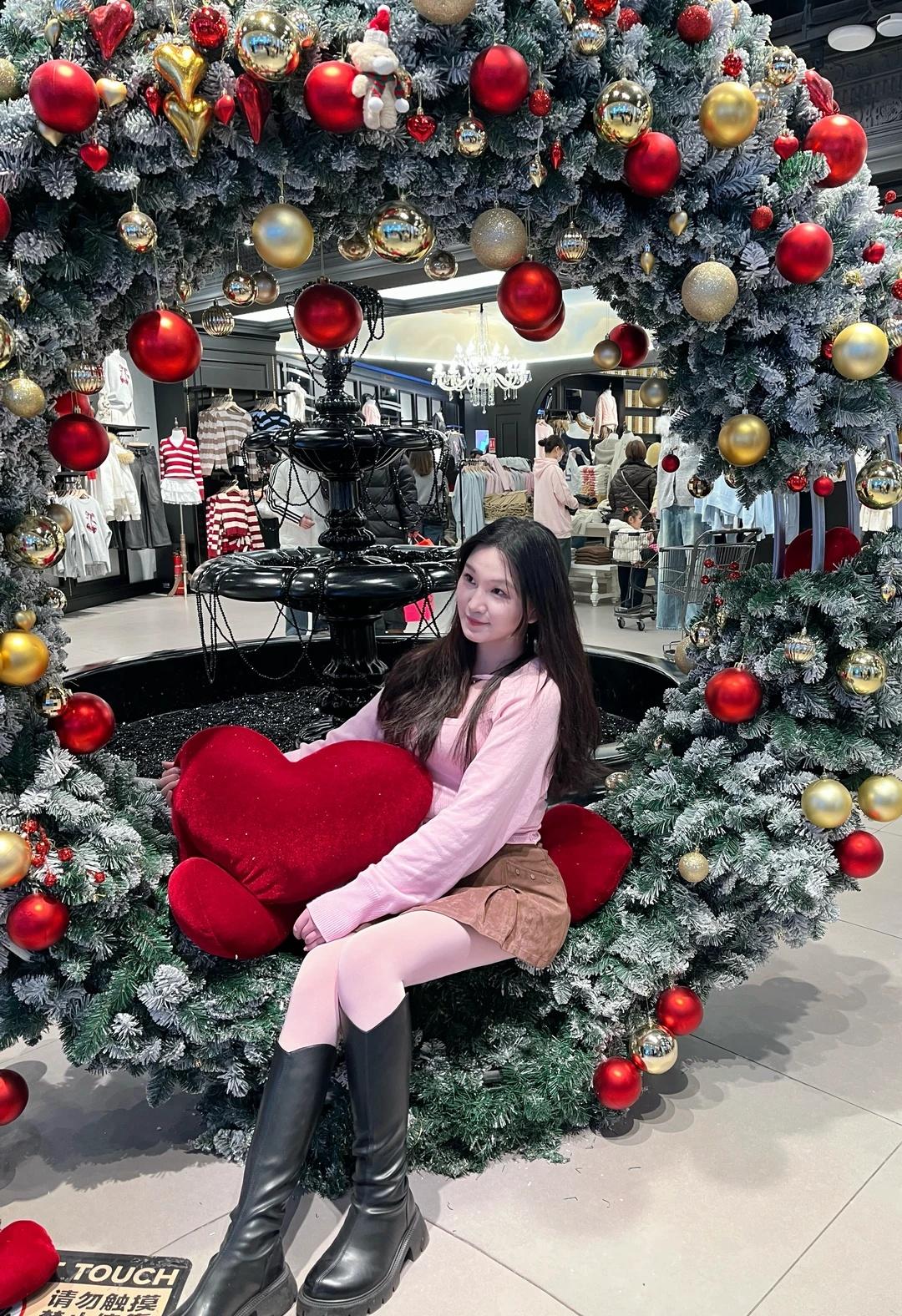 🎄🎄
找回圣诞本色 圣诞氛围 提前被圣诞的浪漫包围 圣诞树合拍不重样 穿搭
