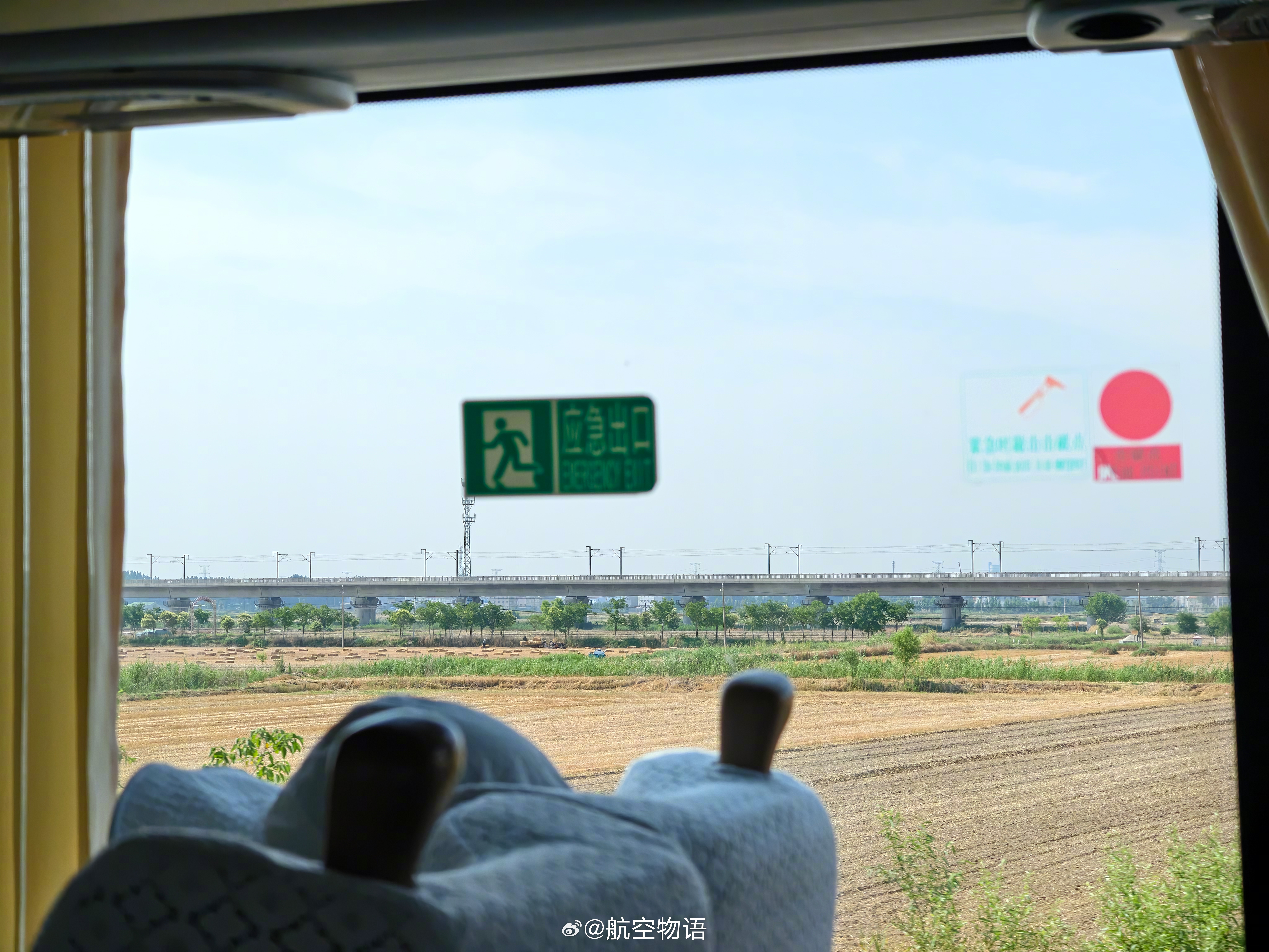 郑州转场兰考的路上一路与徐兰高铁并行，如果说地面的小麦田是河南的根基，那以郑州为