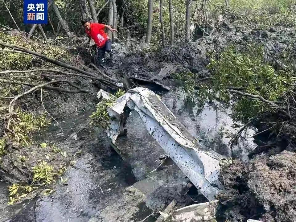 泰国一架飞机坠毁，机上有五名中国籍乘客。