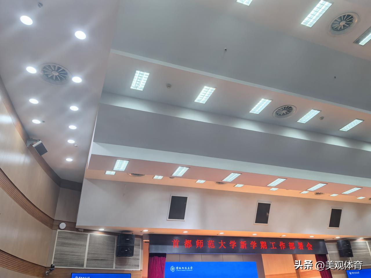 工作部署会应以不全程念稿为宜，脱稿交流更能深入人心，更能激发工作热情和动力，更能