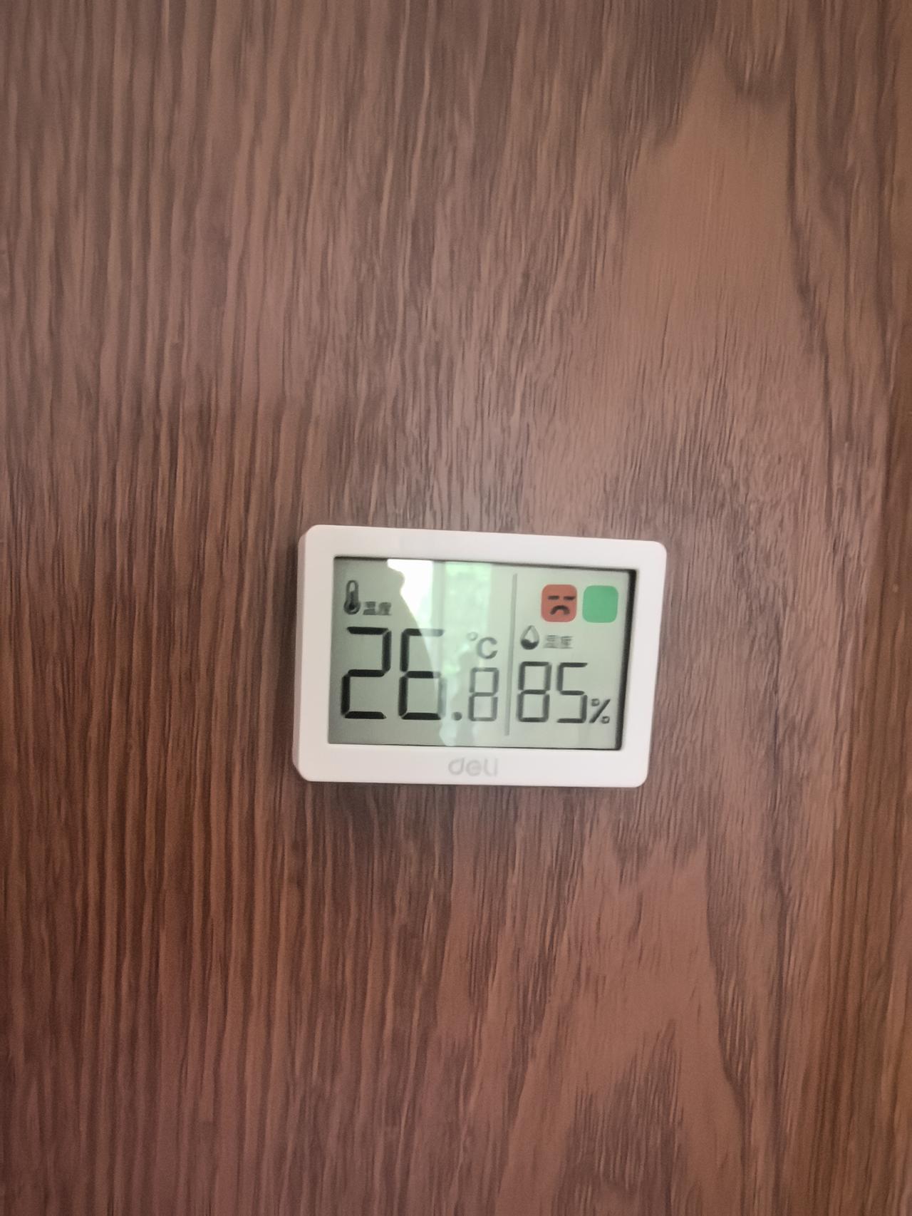 重庆这段时间下的雨也太多了吧！湿度达到85％，我这是泡在水里了吗？