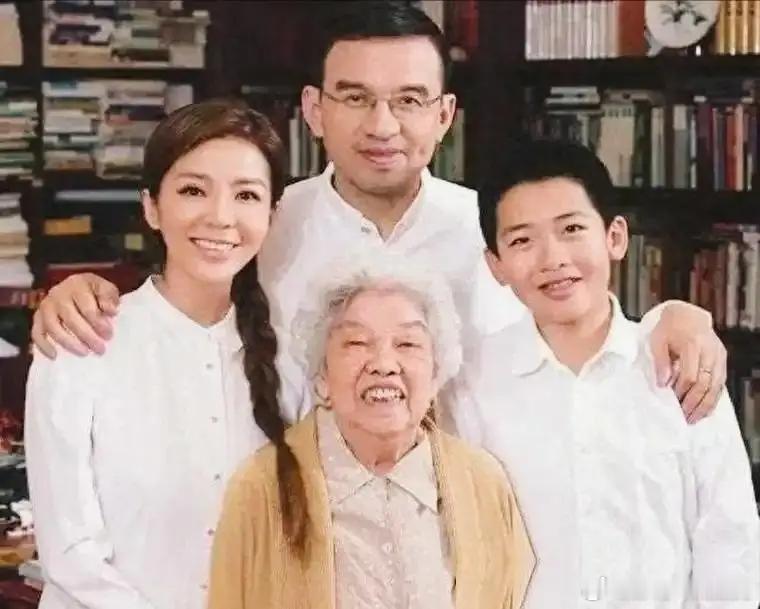 51岁的朱迅，结婚21年却从未下厨，被大学副校长的丈夫宠成宝贝 