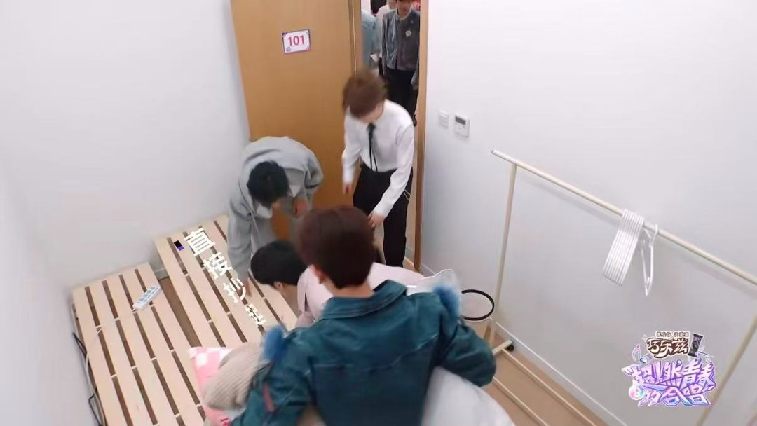 霸总剧本不如燃综抓马超燃青春的合唱 男寝兄弟们给马小宇“搬家”那一段，主打一个“