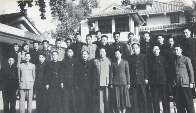 1949年朱光拜访朱老总时，竟然偶遇毛主席，毛主席笑问：你就不怕我会把你给忘记了