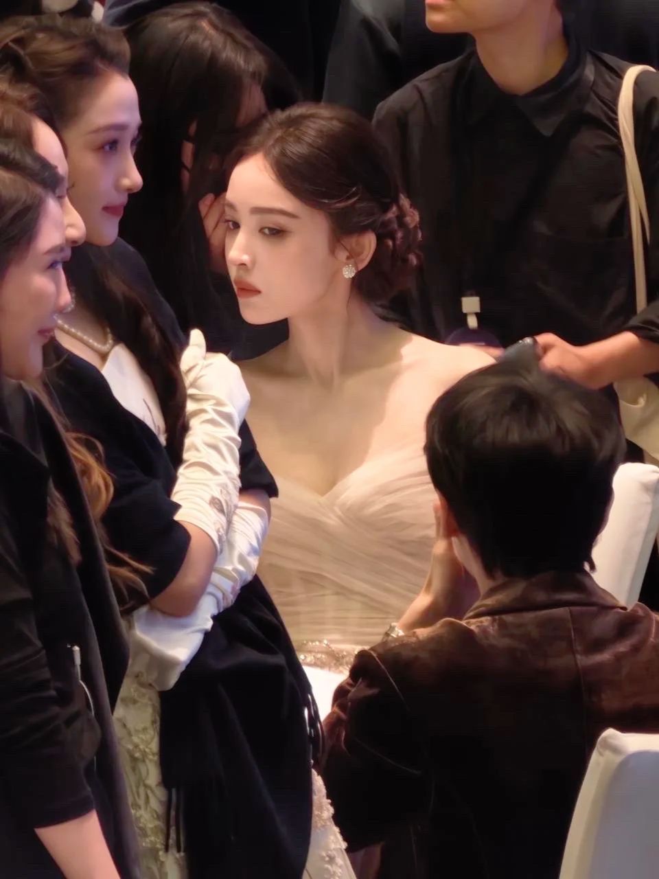 娜扎祖海礼服九头身 直角肩 少女背 御姐脸 软妹心 软娇甜 可御可软萌的姐姐 出