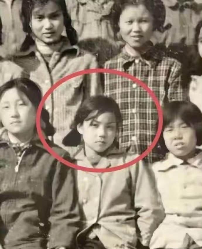 王菲从小就有一种脱俗的气质，看她小学毕业照就完全明白了。 