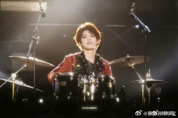 张泽禹野火系歌手 张泽禹的舞台感染力真的强！他唱歌时眼神亮得像火焰，嗓音又脆又有