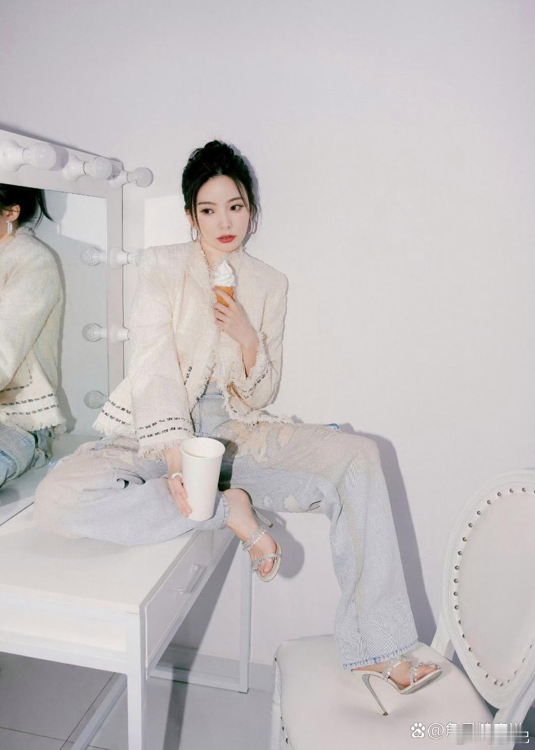 陈卓璇不仅身材好，她的小脚丫也超有魅力 