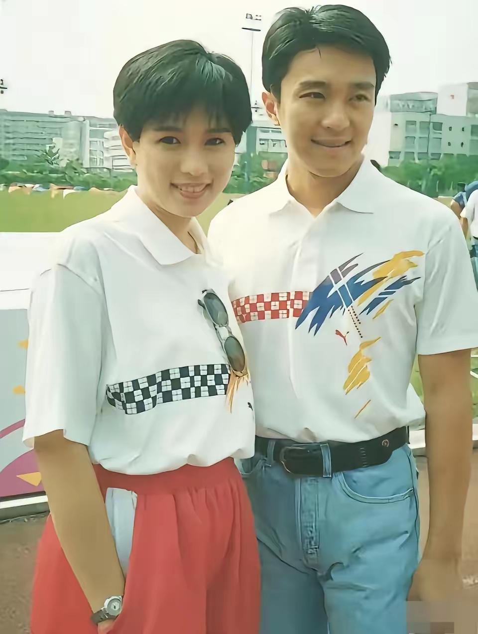 1992 年，周星驰红得发紫，可女友罗慧娟再也等不及了，红着眼眶对他说：我们结婚