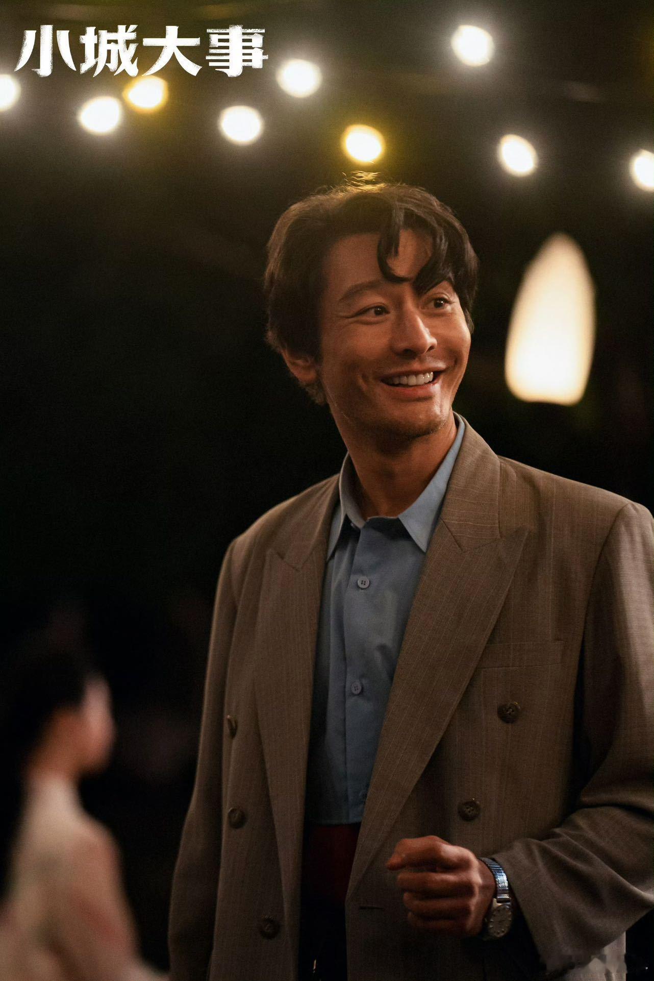 从外形到气质再到神态，黄晓明完美还原八十年代基层工作者的模样 