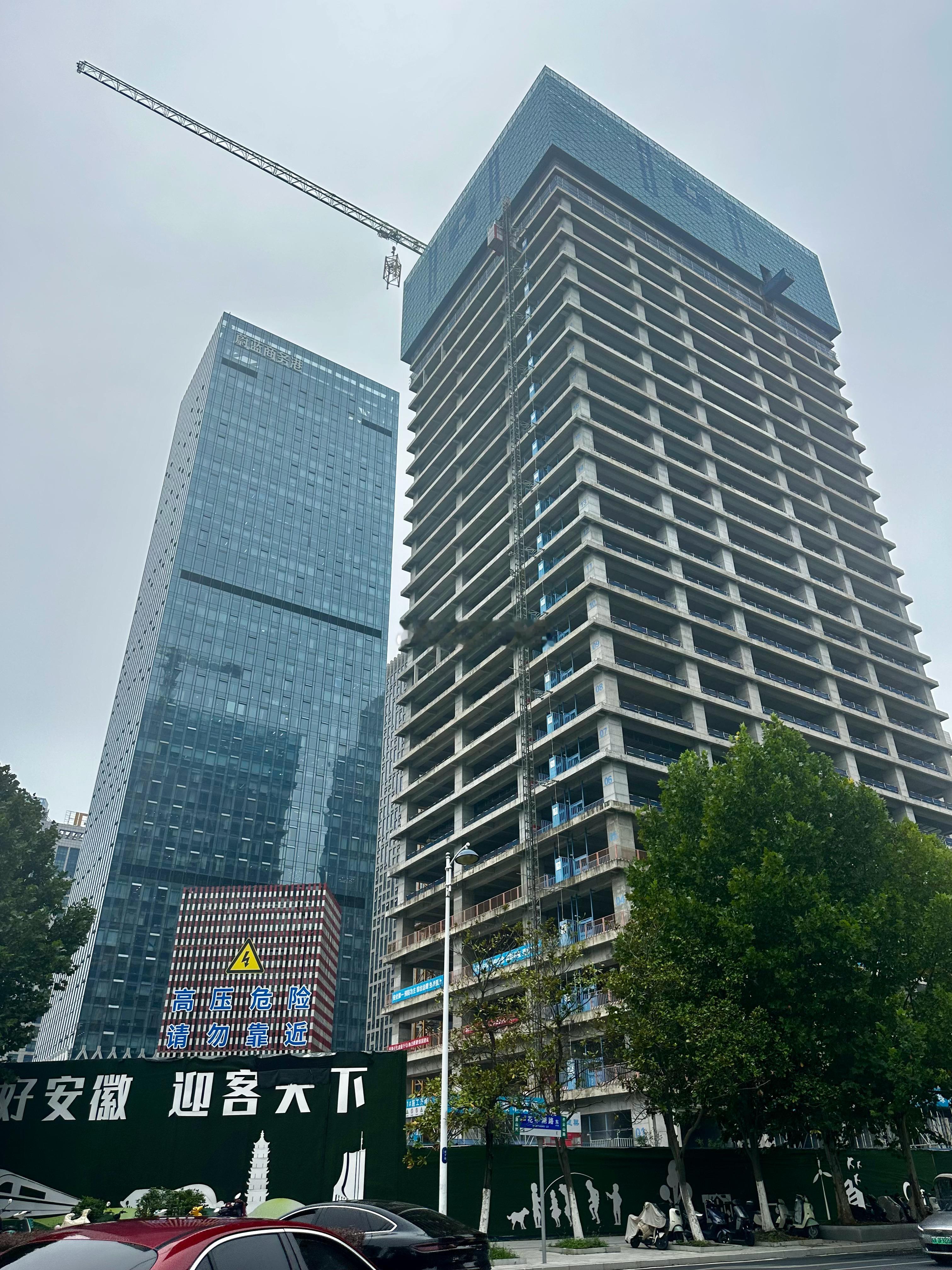 政务区蔚蓝商务港G栋最新进展，眼看快要封顶了！ ​​​