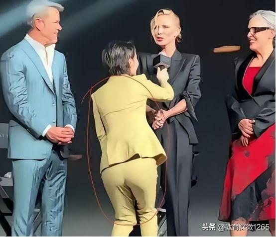 几代人挺直的民族脊梁，岂能轻易弯腰屈膝？面对外国嘉宾躬身半蹲，对待国人昂首挺立！